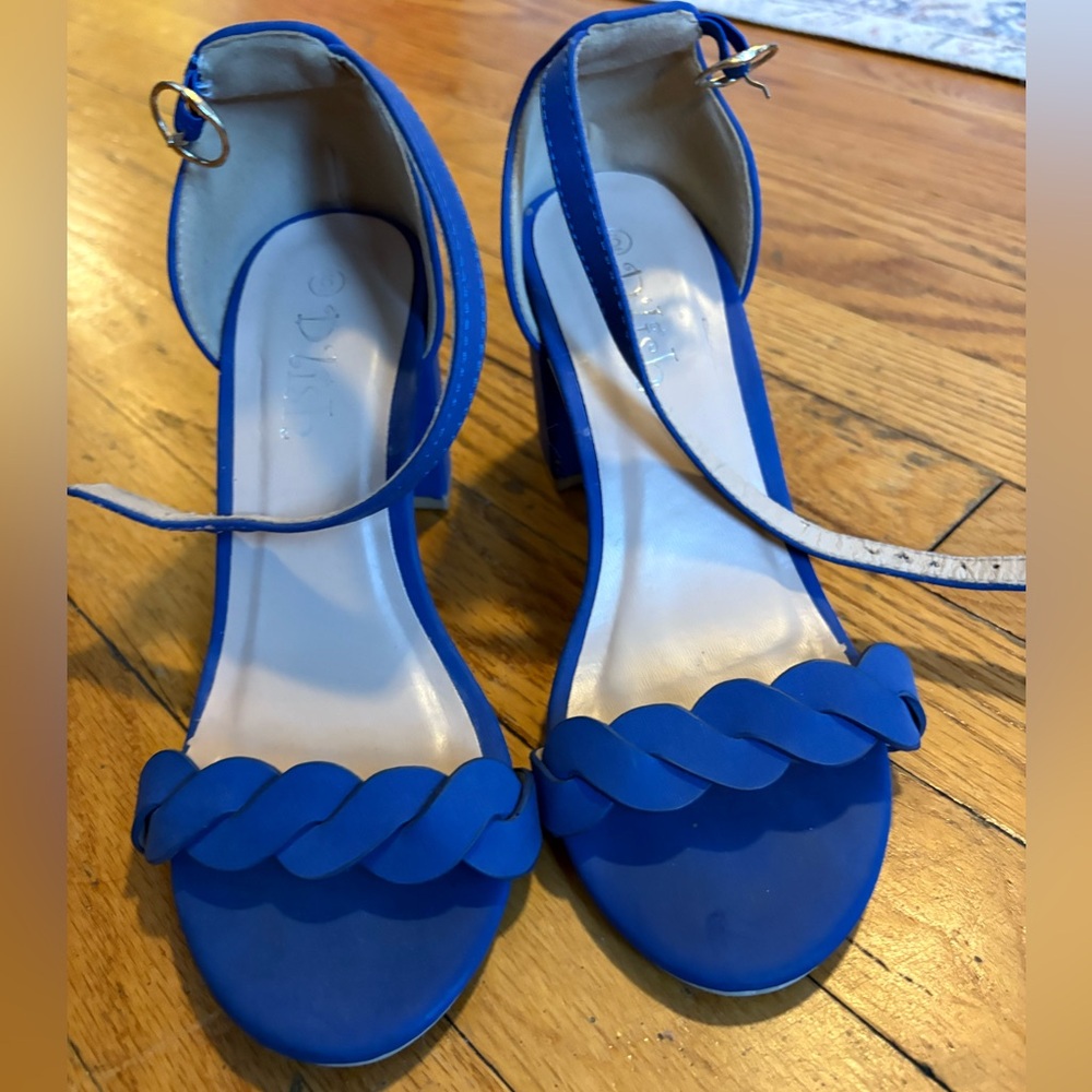 Excellent Condition- Worn just once!
Women's Heeled Sandals - Size 6.5